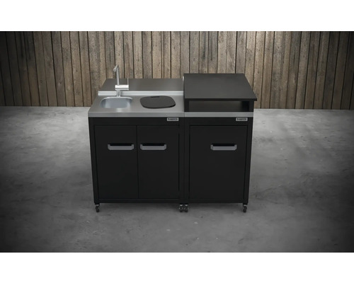 Vonkajšia kuchyňa s drezom, vodovodnou batériou a skrinkami