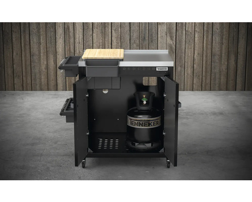 Plynový grilovací vozík Tenneker s otvorenými dvierkami a plynovou fľašou