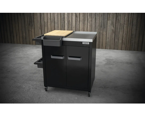 Grilovací vozík s doskou na krájanie a skrinkami na uloženie grilovacieho príslušenstva.