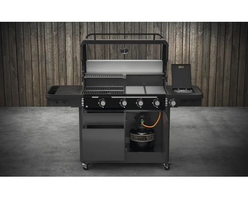 Čierny plynový gril s otvorenou kapotou a plynovou fľašou v spodnej skrinke.