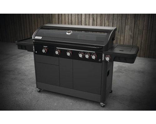 Čierny plynový gril s viacerými horákmi, odkladacími plochami a spodnou skrinkou na kolieskach