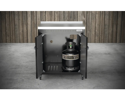 Plynový gril s otvorenými dvierkami a plynovou fľašou vo vnútri