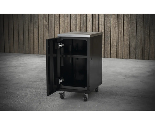 Skriňový vozík s nerezovou pracovnou doskou a otvorenými dvierkami.