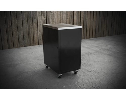 Pojazdná dielenské skrinka s nerezovou pracovnou doskou pred drevenou stenou