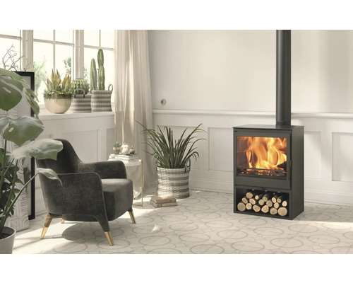 Obývacia izba s kachľami, kreslom a izbovými rastlinami pre útulnú atmosféru