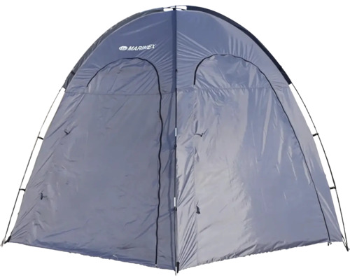 Sivý sprchovací stan s otvormi a logom Marinex.