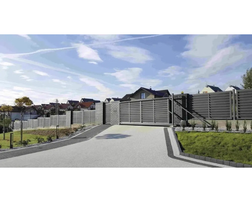 Vjazd s posuvnou bránou a plotom pred obytnými domami