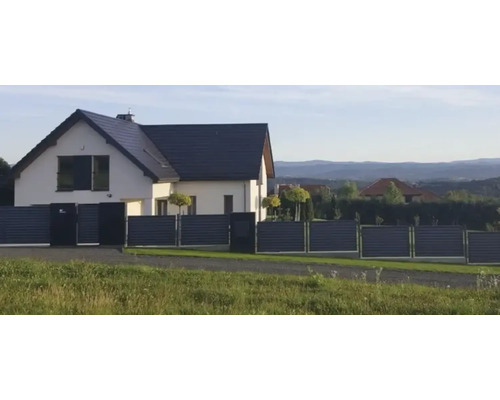 Dom s plotom z vodorovných prvkov.