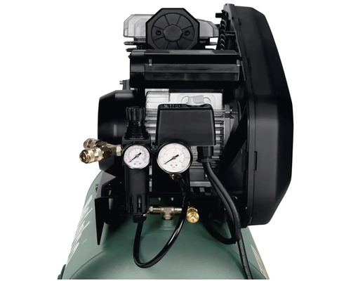 Detail kompresora s manometrami a regulátorom tlaku
