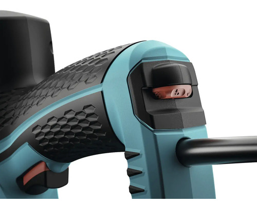 Detailný záber rukoväte nožníc na živý plot s vypínačom