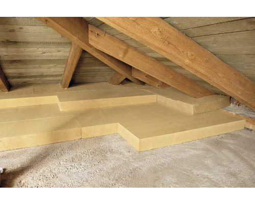 Podkrovie s drevenými trámami a izolačnými doskami