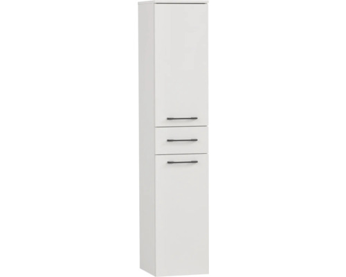 Biela vysoká skriňa s tromi dvierkami a čiernymi úchytkami