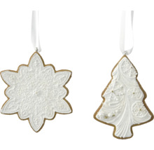 Dva perníkové prívesky v tvare snehovej vločky a vianočného stromčeka s bielou dekoráciou a závesnými stuhami.