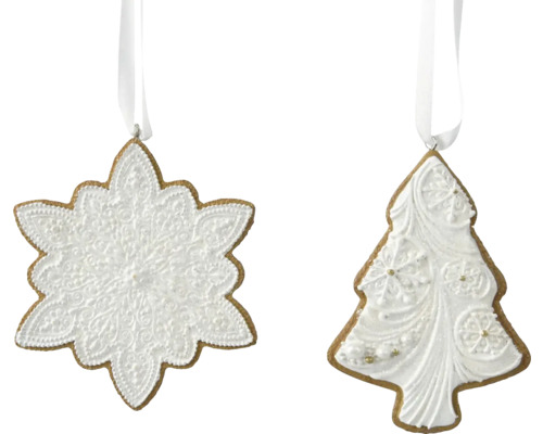 Dva perníkové prívesky v tvare snehovej vločky a vianočného stromčeka s bielou dekoráciou a závesnými stuhami.