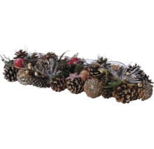 Dekorácia so svietnikmi na čajové sviečky a borovicovými šiškami