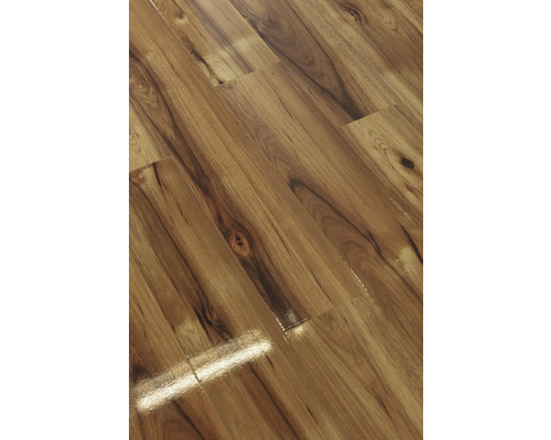 Detail laminátovej podlahy s dreveným vzhľadom