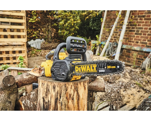 Reťazová píla DeWalt s 30-centimetrovou lištou na pni
