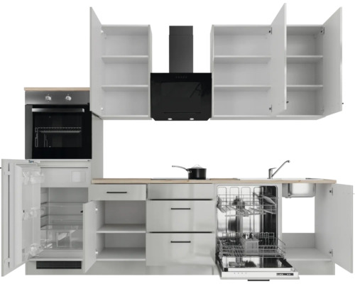 Kompletná kuchyňa so spotrebičmi, vrátane chladničky, rúry, umývačky riadu a odsávača pár.