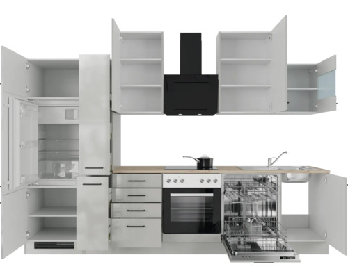 Moderná kuchyňa s bielymi skrinkami, čiernym digestorom a vstavanými spotrebičmi