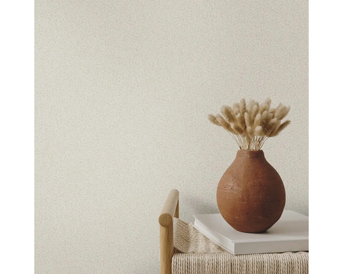 Detail štruktúrovanej tapety s vázou a dekoráciou na stoličke.