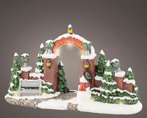 Osvetlená vianočná dekoratívna scéna s oblúkom, stromami a snehuliakom