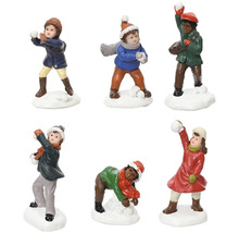 Šesť figúrok snehovej bitky na snehu