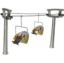 Miniatúrna dekorácia lyžiarskeho vleku s gondolami a figúrkami na vianočnú dekoráciu