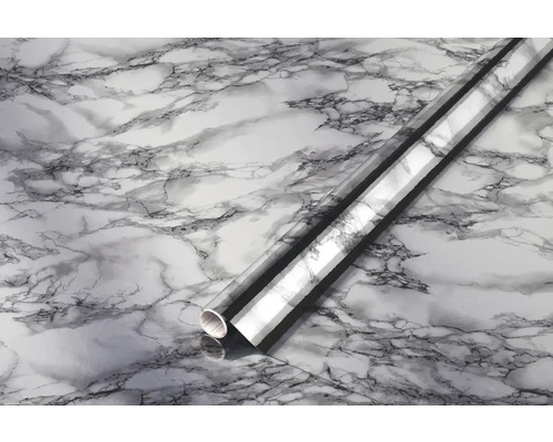 Dekoračná fólia so vzhľadom mramoru zrolovaná.