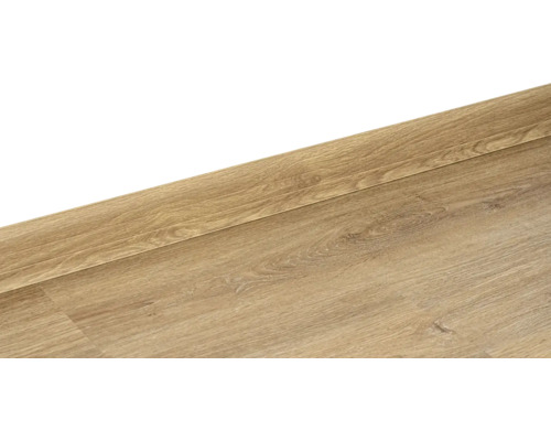 Plastová soklová lišta kanáliková Victoria/Asens 15x60x2500 mm Detail laminátovej podlahy s dreveným vzhľadom.