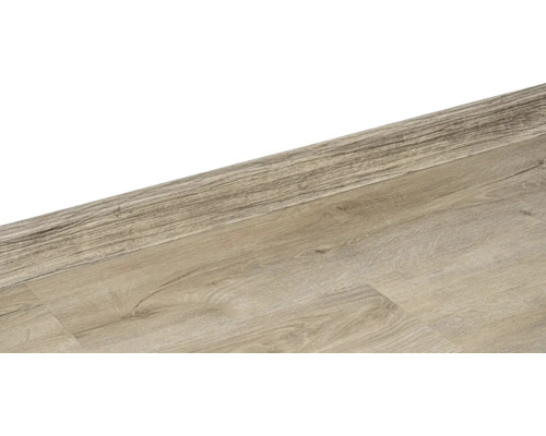 Plastová soklová lišta kanáliková Ottawa/Tampere 15x60x2500 mm Detail laminátovej podlahy a soklovej lišty s dreveným dekorom