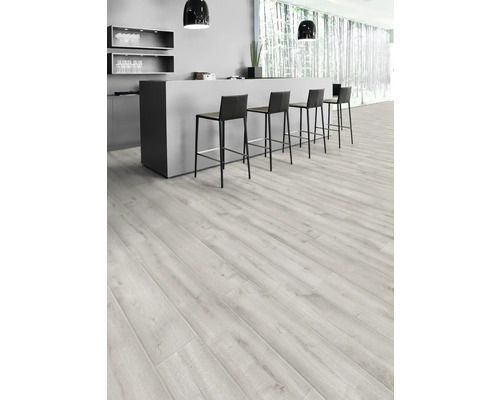 Svetlá miestnosť s podlahou s dreveným dekorom, bar a barové stoličky