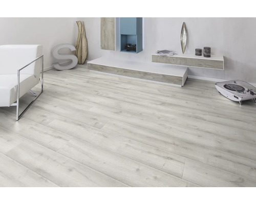 Svetlá obývacia izba s laminátovou podlahou, pohovkou, regálom a dekoráciou