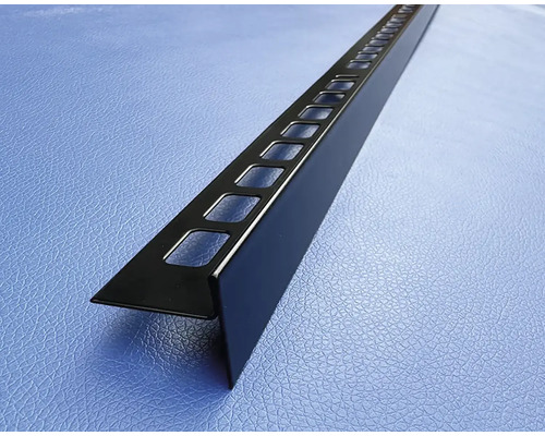 Kovová dlaždicová lišta s výrezmi pre upevnenie dlaždíc.