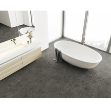 Svetlá kúpeľňa s voľne stojacou vaňou, umývadlom a veľkým oknom.