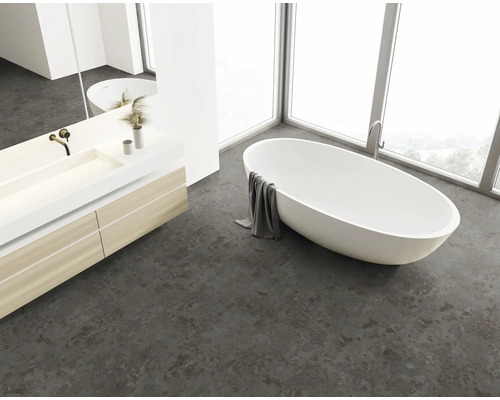 Svetlá kúpeľňa s voľne stojacou vaňou, umývadlom a veľkým oknom.