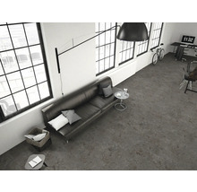 Obývacia izba s pohovkou, stolom a oknom pre modernú atmosféru