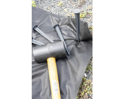 Záhradná textília sa upevňuje gumovou palicou a zemnými kotvami.