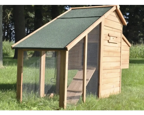 Drevený kurín s drôteným pletivom a rampou