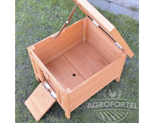 Otvorený drevený kurník s vyklopeným vekom