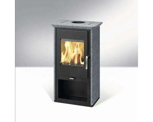 Krbové kachle s kamenným obkladom a ohňom v ohnisku