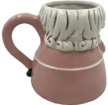 Keramický hrnček v tvare figúrky s rúčkou