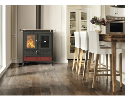 Obývacia izba s kachľami na drevo, pultom a barovými stoličkami