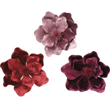 Tri umelé kvetinové hlavy z textilu