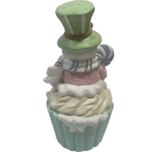 Dekoratívna figúrka cupcaku s klobúkom a cukrovou palicou