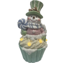 Figúrka snehuliaka na podstavci v tvare cupcaku s LED osvetlením