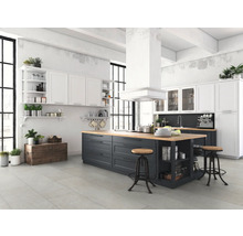 Svetlá kuchyňa v loftovom štýle s kuchynským ostrovom, bielymi skrinkami a policami