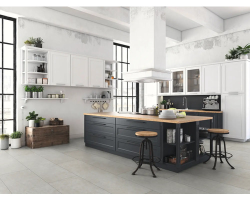 Svetlá kuchyňa v loftovom štýle s kuchynským ostrovom, bielymi skrinkami a policami