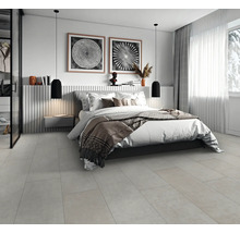 Moderná spálňa s manželskou posteľou, nočným stolíkom, závesnými svietidlami a nástenným umením