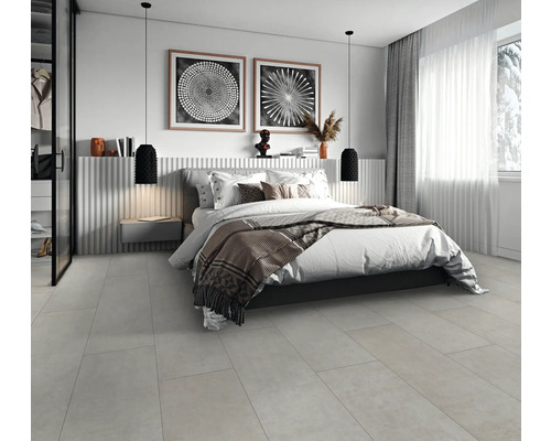 Moderná spálňa s manželskou posteľou, nočným stolíkom, závesnými svietidlami a nástenným umením