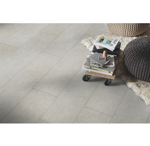 Položená podlahová krytina v obývacej izbe s dekoratívnymi prvkami.